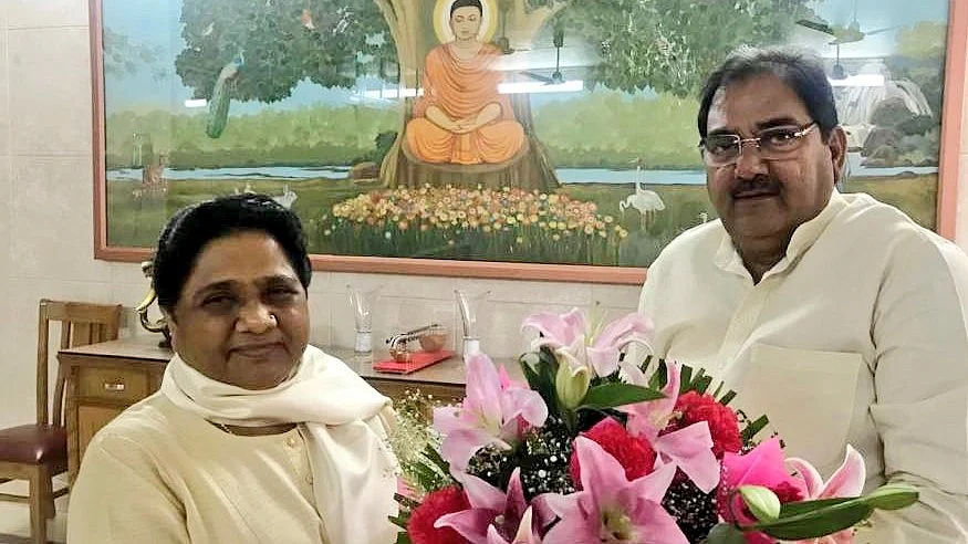 <div class="paragraphs"><p>آئی این ایل ڈی چیف ابھے چوٹالہ اور بی ایس پی چیف مایاوتی</p></div>