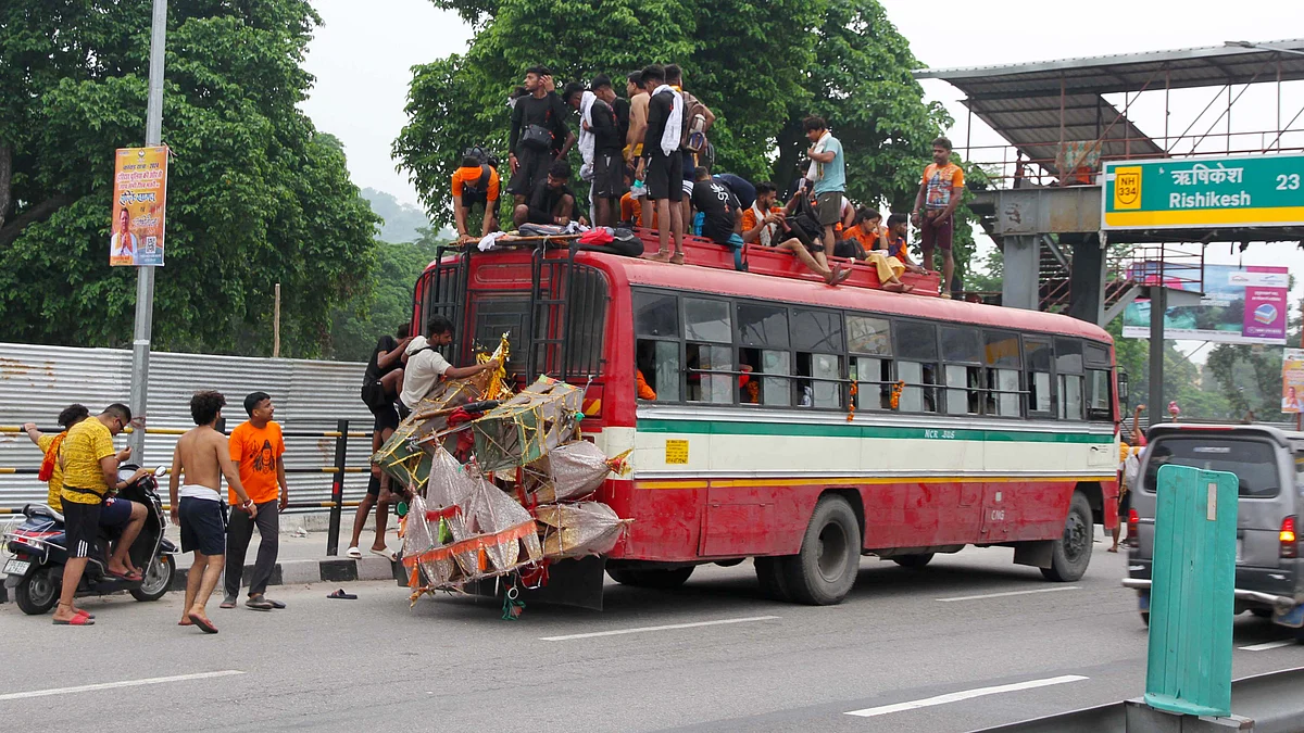 <div class="paragraphs"><p>بس کے ذریعے کانوڑ لے جاتے یاتری / یو این آئی</p></div>