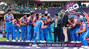 ٹیم انڈیا کی وطن واپسی تاخیر کا شکار، مشکلات میں اضافہ کر رہا گردابی طوفان