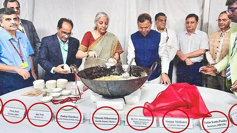 <div class="paragraphs"><p>بجٹ 25-2024 پیش کیے جانے سے قبل حلوہ تقسیم کیے جانے کا منظر</p></div>