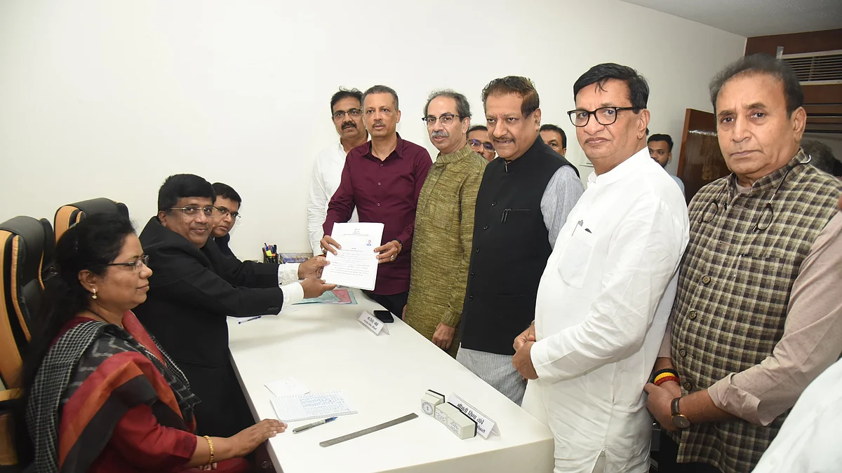 <div class="paragraphs"><p>ملند نارویکرکاغذات نامزدگی داخل کرتے ہوئے / ’ایکس‘ @ShivSenaUBT_</p></div>