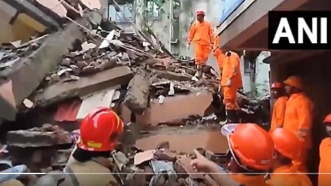 نوی ممبئی میں تین منزلہ عمارت منہدم، متعدد افراد کے پھنسے ہونے کا خدشہ