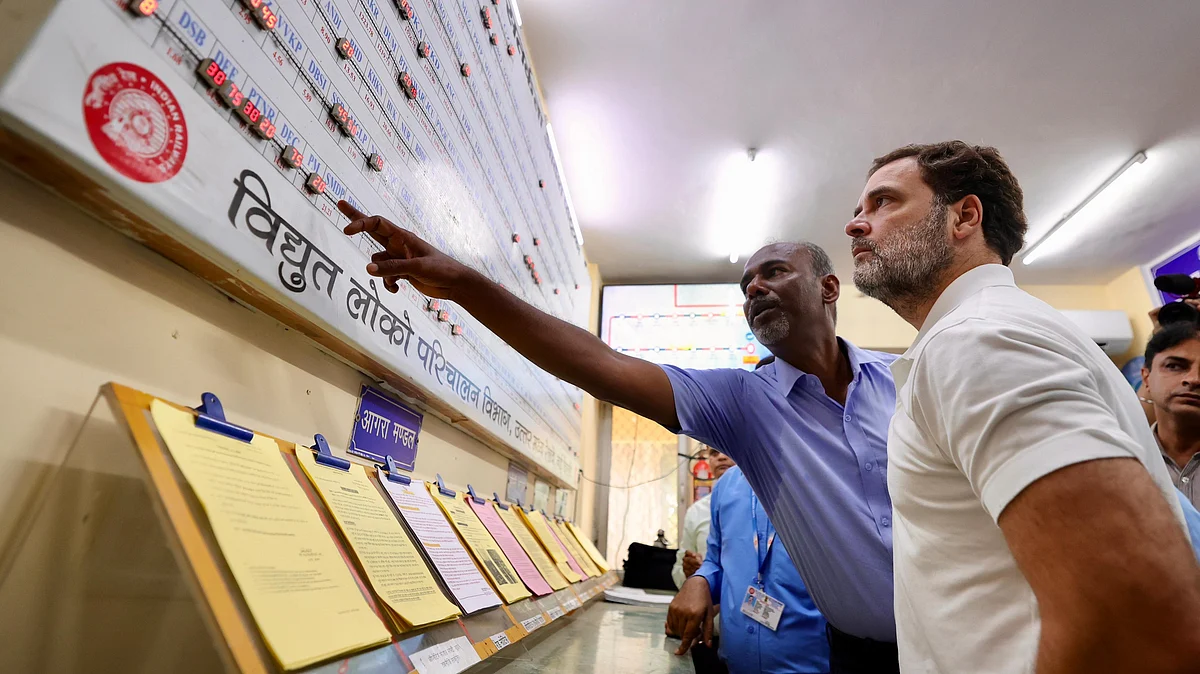 <div class="paragraphs"><p>نئی دہلی ریلوے اسٹیشن پر ایک لوکو پائلٹ راہل گاندھی کو کچھ سمجھاتے ہوئے</p></div>