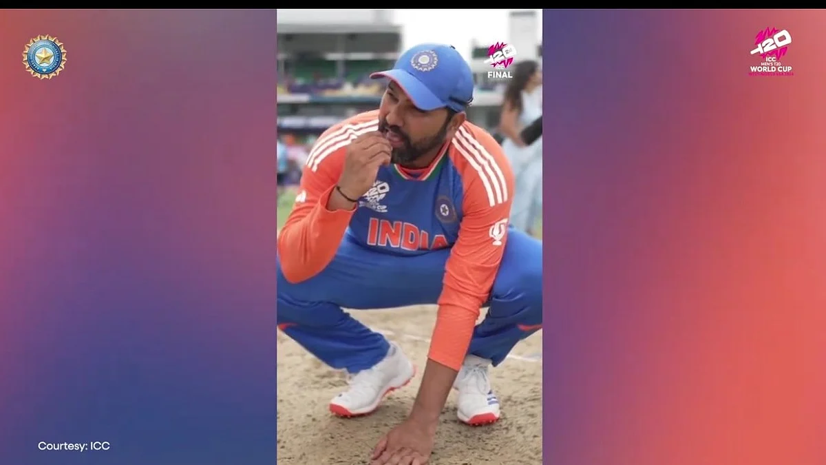 <div class="paragraphs"><p>بارباڈوس پچ کی مٹی کھاتے ہوئے روہت شرما</p></div>