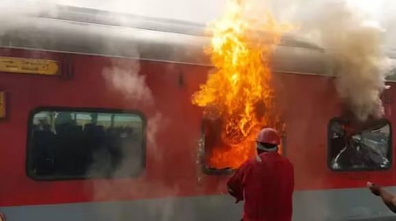 وشاکھاپٹنم ریلوے اسٹیشن پر کوربا ایکسپریس کے تین ڈبوں میں آتشزدگی، کوئی جانی نقصان نہیں ہوا