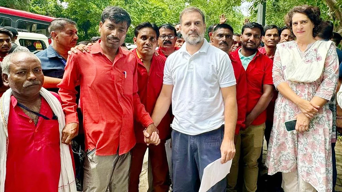 <div class="paragraphs"><p>قلیوں سے ملاقات کرتے راہل اور پرینکا گاندھی / آئی اے این&nbsp;ایس</p></div>