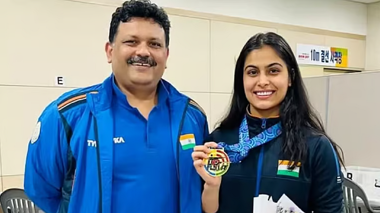 <div class="paragraphs"><p>ہندوستانی خاتون شوٹر منو بھاکر کے ساتھ ان کے کوچ سمریش جنگ</p></div>