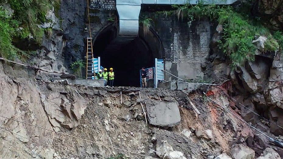 ہماچل پردیش میں اگلے چار روز تک موسلادھار بارش کی وارننگ، 114 سڑکیں بند