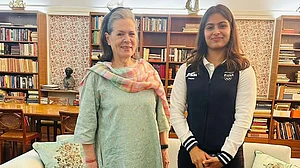 پیرس اولمپکس میں تاریخ رقم کرنے والی منو بھاکر نے سونیا گاندھی سے ملاقات کی