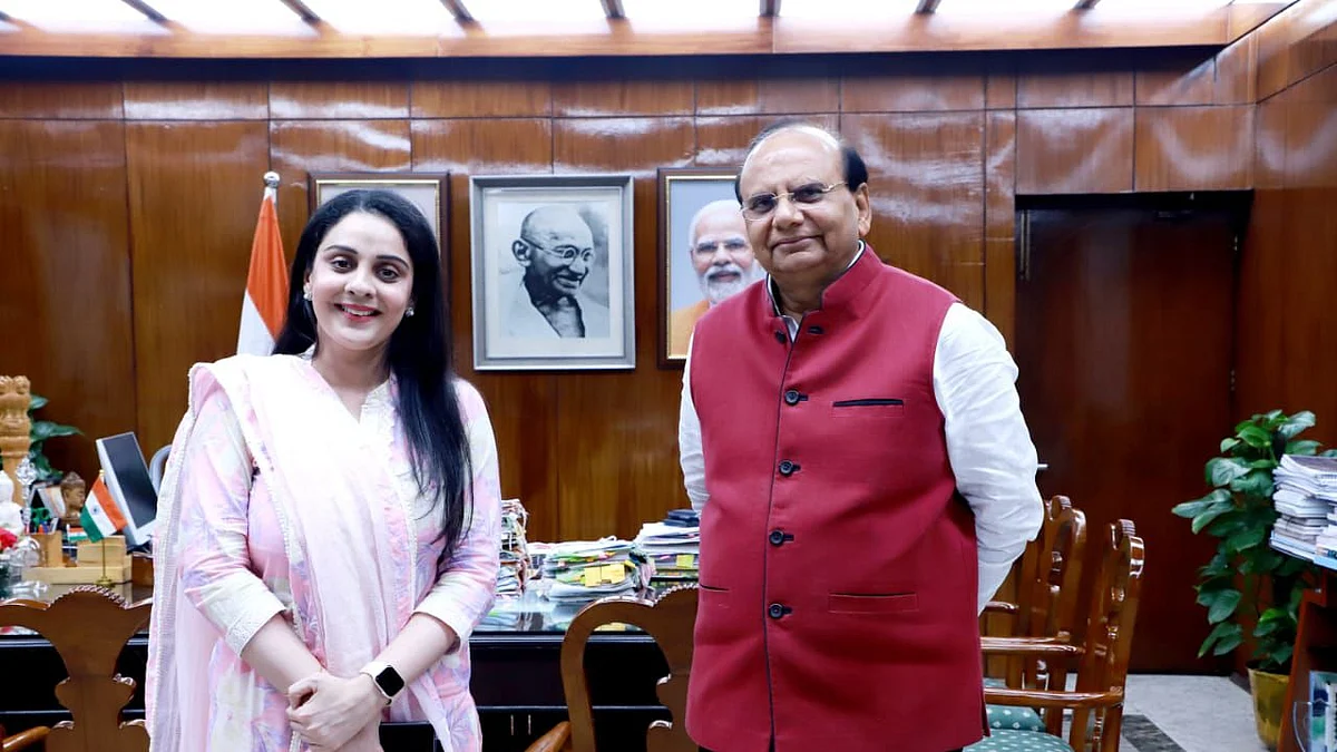 <div class="paragraphs"><p>دہلی کے لیفٹیننٹ گورنر وی کے سکسینہ اور دہلی اسٹیٹ حج کمیٹی کی چیئرپرسن کوثر جہاں</p></div>