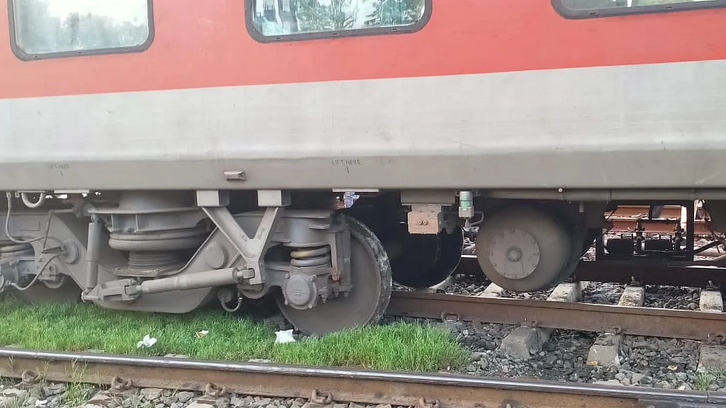 <div class="paragraphs"><p>بے پٹری ہوئی ٹرین، تصویر سوشل میڈیا</p></div>