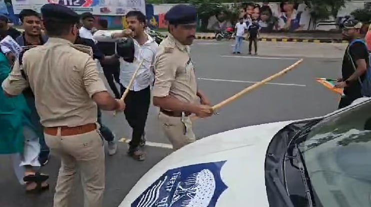 بہار میں ’وَن کینڈیڈیٹ-وَن ریزلٹ‘ کے مطالبہ پر طلبا کا زوردار مظاہرہ، پولیس نے کیا لاٹھی چارج