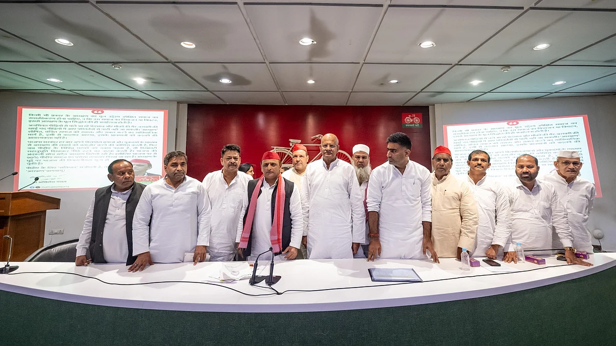 <div class="paragraphs"><p>اکھلیش یادو سماجوادی پارٹی کے دیگر سرکردہ لیڈران کے ساتھ، تصویر&nbsp;<a href="https://twitter.com/samajwadiparty">@samajwadiparty</a></p></div>