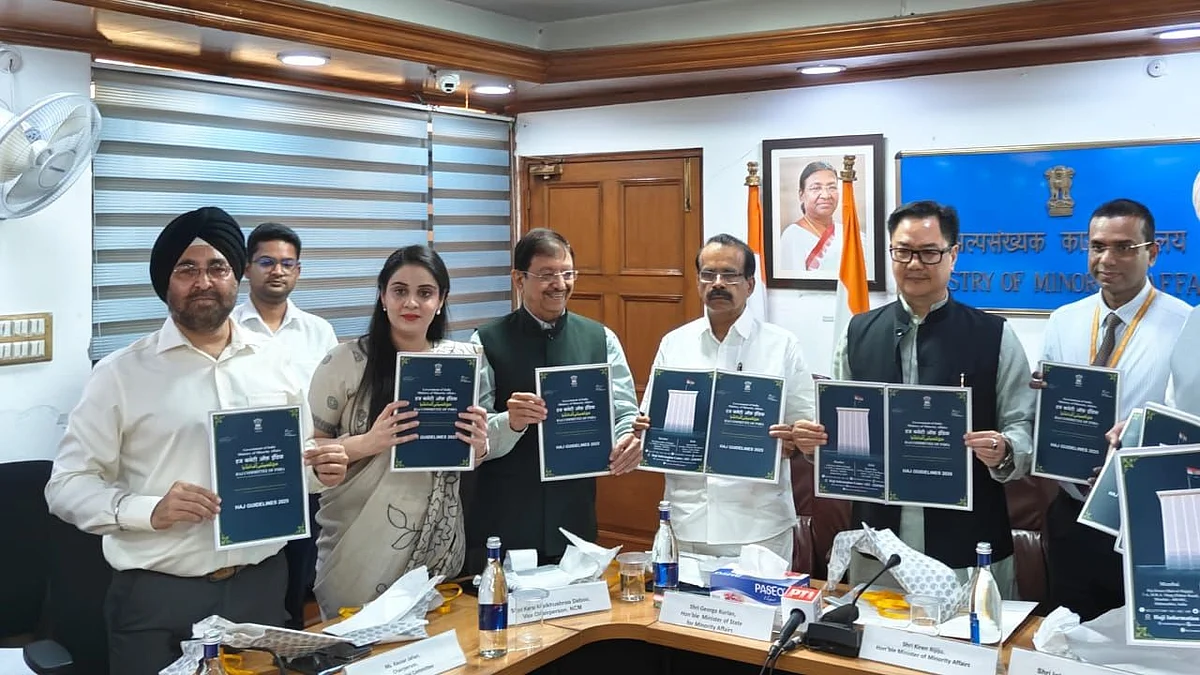 <div class="paragraphs"><p>حج پالیسی 2025 جاری کرتے ہوئے مرکزی وزیر برائے اقلیتی امور کرن رجیجو و دیگر افسران</p></div>