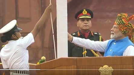 وزیر اعظم مودی نے لال قلعہ پر لہرایا ترنگا، پھولوں کی بارش اور توپوں کی سلامی ہوئی