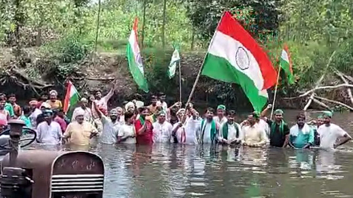 <div class="paragraphs"><p>پانی میں اتر کر قومی پرچم لہراتے کسان / آئی اے این ایس</p></div>