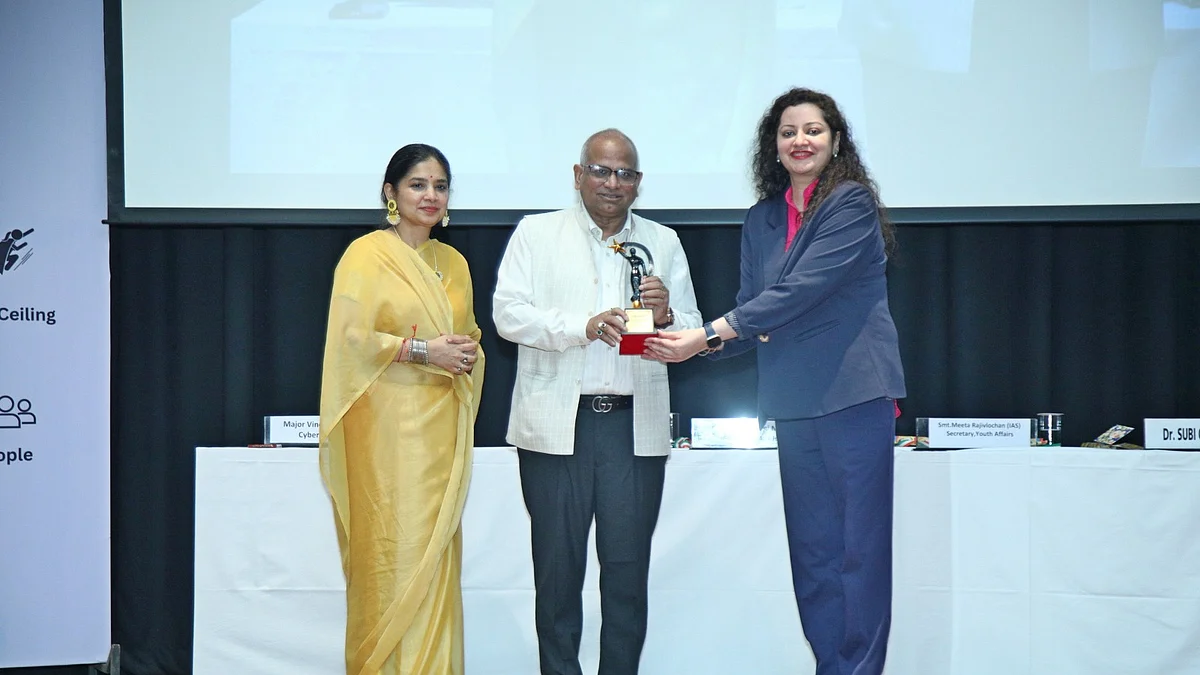 <div class="paragraphs"><p>ایوارڈ حاصل کرتے ہوئے پروفیسر ایم افشار عالم</p></div>