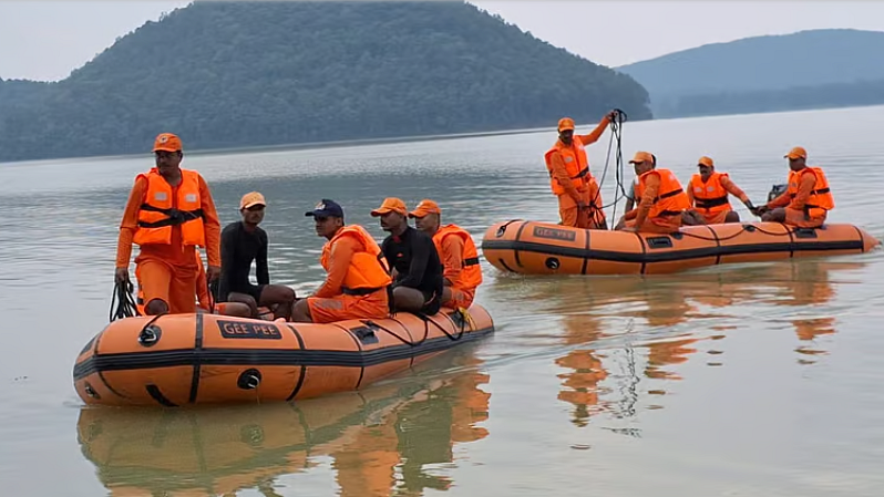 <div class="paragraphs"><p>حادثہ زدہ طیارہ کو تلاش کرتے ہوئے بحریہ کے اہلکار، تصویر سوشل میڈیا</p></div>