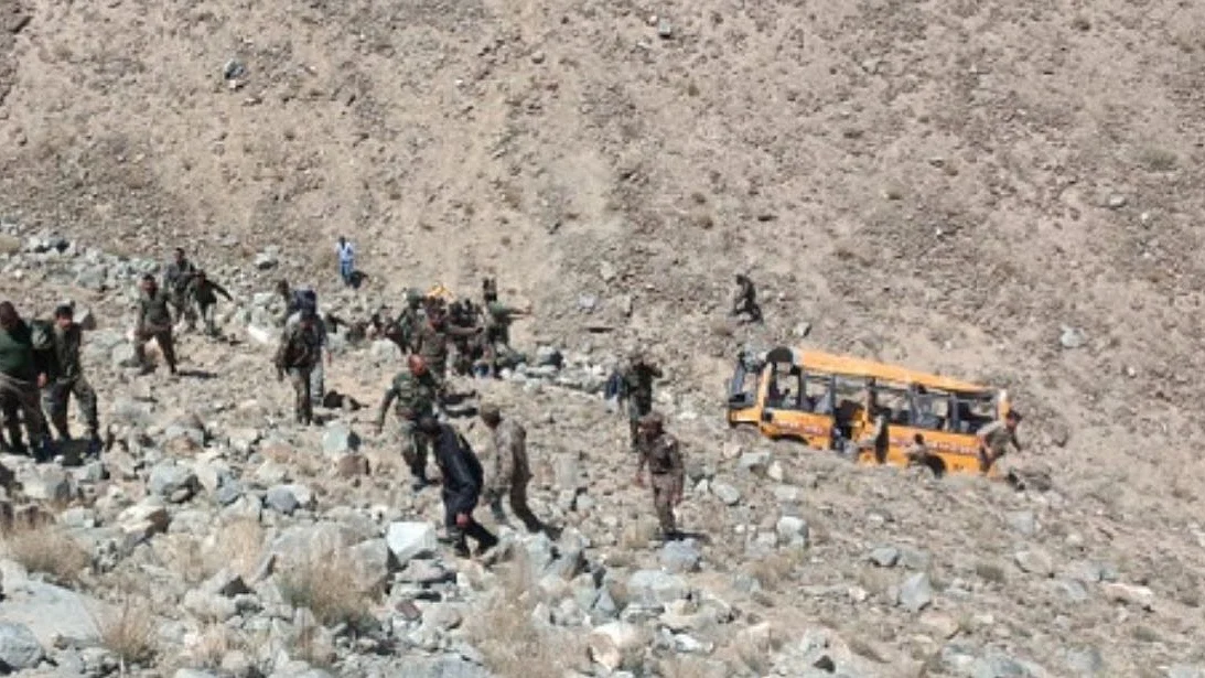 <div class="paragraphs"><p>کھائی میں گری بس، تصویر&nbsp;<a href="https://x.com/SajjadKargili_">@SajjadKargili_</a></p></div>