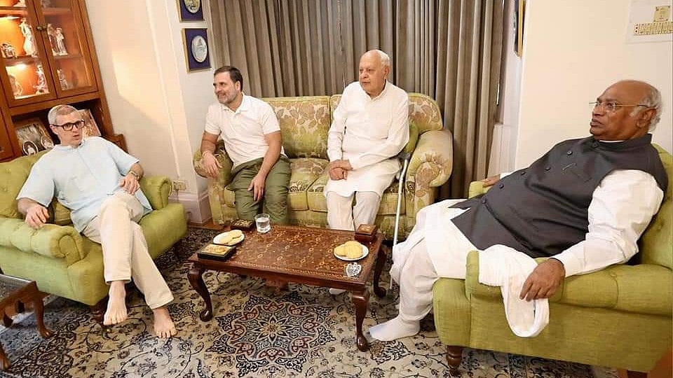 جموں و کشمیر میں ’انڈیا اتحاد‘ نے لہرایا فتح کا پرچم، 49 سیٹوں پر کامیابی کے ساتھ حکومت سازی کی سرگرمیاں شروع