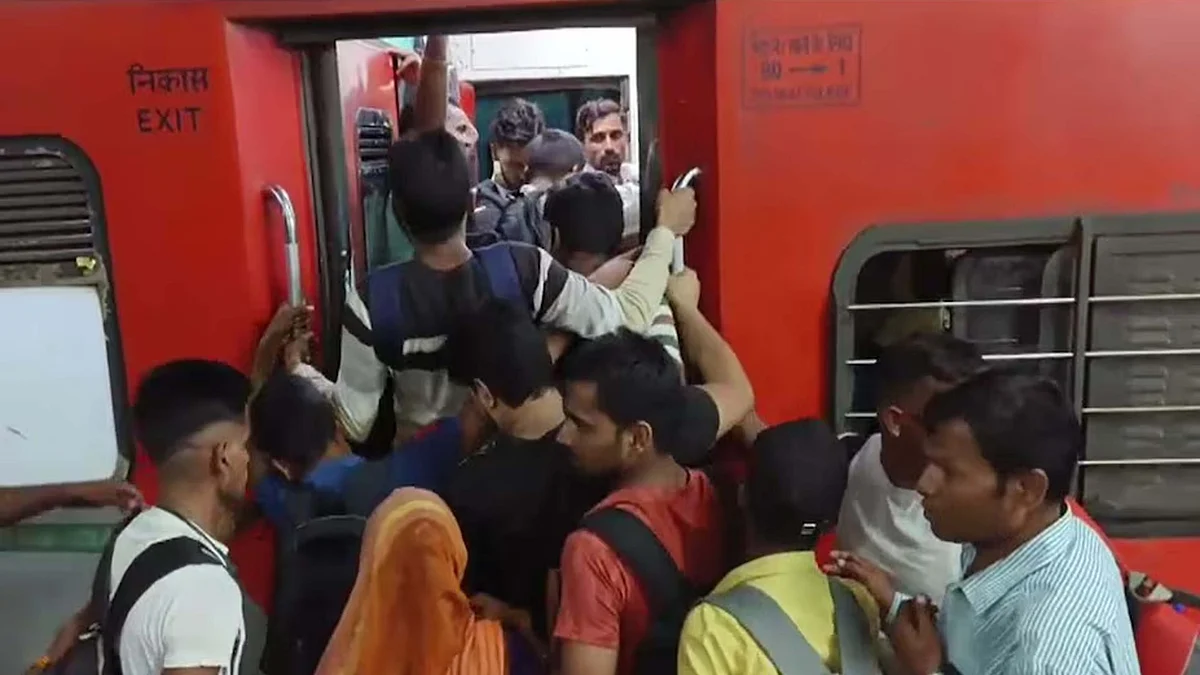 <div class="paragraphs"><p>ٹرین میں بھیڑ کا منظر، تصویر سوشل میڈیا</p></div>