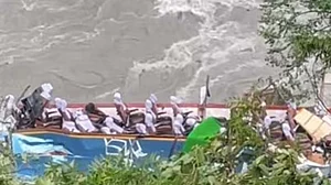 نیپال: 40 مسافروں سے بھری ہندوستانی بس کے دریا میں گرنے سے اندوہناک حادثہ، 14 ہلاک افراد ہلاک