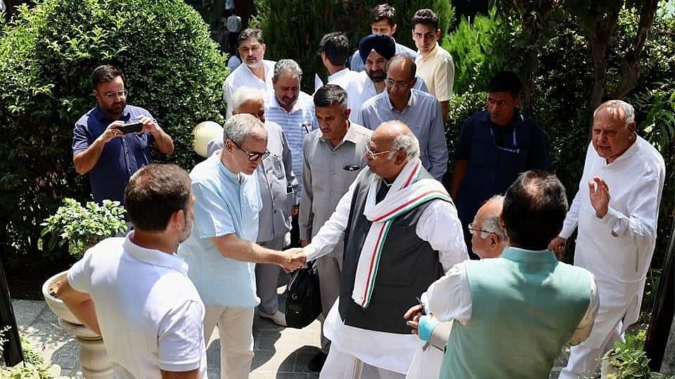 جموں و کشمیر انتخاب: کانگریس اور نیشنل کانفرنس کے درمیان سیٹوں کی تقسیم پر لگی مہر، 5 سیٹوں پر ہوگا دوستانہ مقابلہ