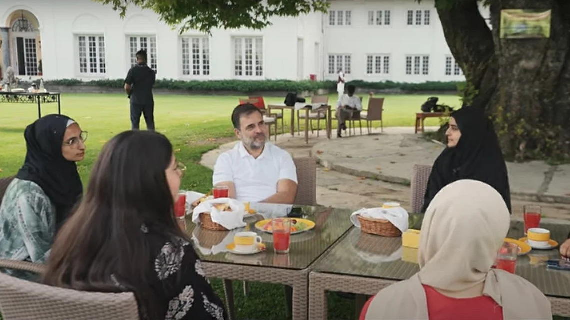 <div class="paragraphs"><p>کشمیری لڑکیوں کے ساتھ بات چیت کرتے ہوئے راہل گاندھی، ویڈیو گریب</p></div>