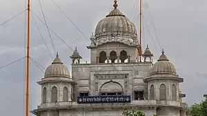 نشان صاحب کا رنگ ہوا 'بسنتی'، گرو دواروں میں اب صرف لہرائے گا 'بسنتی پرچم'