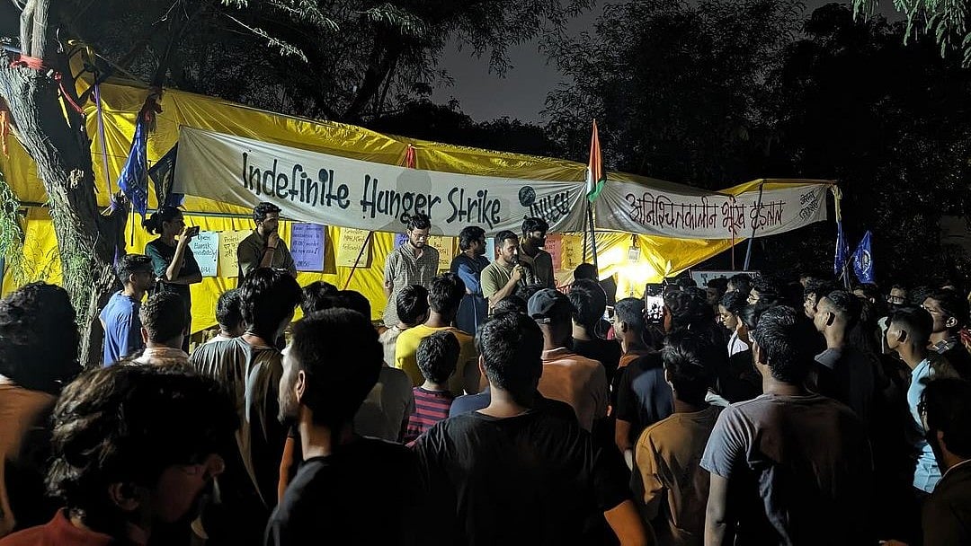 جے این یو میں ہوگی ذات پر مبنی مردم شماری، بھوک ہڑتال پر بیٹھے طلبا کے سامنے جھک گئی یونیورسٹی!