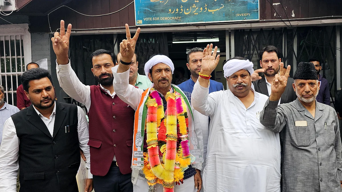 <div class="paragraphs"><p>پہلے مرحلہ کے لیے کاغذات نامزدگی جمع کرانے پہنچے کانگریس امیدوار غلام احمد میر / یو این آئی</p></div>