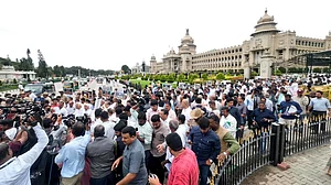 کرناٹک میں کانگریس کا ’راج بھون چلو‘ مارچ، پریانک کھڑگے نے گورنر کو بی جے پی کی کٹھ پتلی قرار دیا