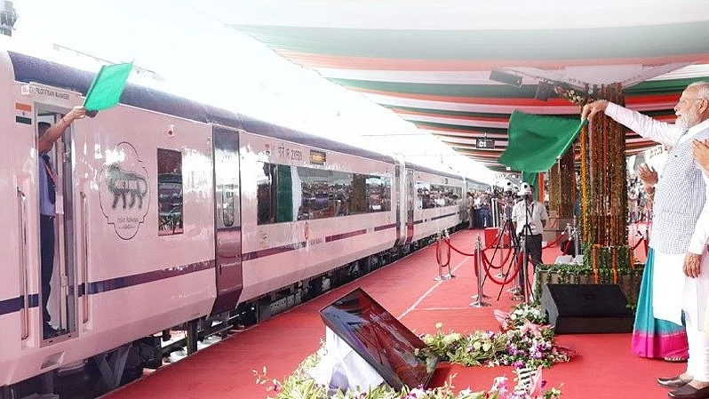 <div class="paragraphs"><p>وندے بھارت ٹرین کو ہری جھنڈی دکھاتے ہوئے وزیر اعظم نریندر مودی (فائل تصویر)</p></div>