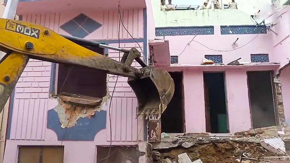 <div class="paragraphs"><p>اودے پور میں بلڈوزر کے ذریعے انہدام کا منظر / آئی اے این ایس</p></div>