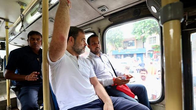 <div class="paragraphs"><p>بس کی سواری کے دوران کنڈکٹر سے اس کے مسائل دریافت کرتے ہوئے راہل گاندھی</p></div>