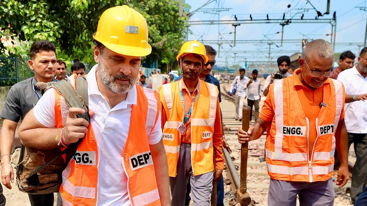 ’ریلوے ٹریک مین‘ کے درمیان پہنچے راہل گاندھی، ہاتھ میں ہتھوڑا اور سر پر ٹوپی پہن کر ان کے مسائل سے ہوئے روشناس