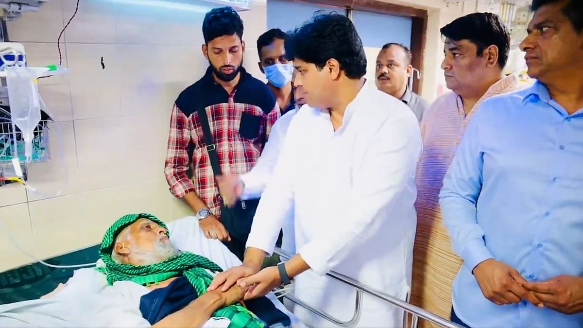 <div class="paragraphs"><p>مظلوم بزرگ شخص کو دلاسہ دیتے ہوئے کانگریس رکن پارلیمنٹ عمران پرتاپ گڑھی</p></div>