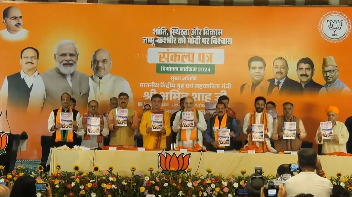 <div class="paragraphs"><p>بی جے پی کا ’سنکلپ پتر‘ جاری کرتے ہوئے امت شاہ و دیگر پارٹی لیڈران</p></div>