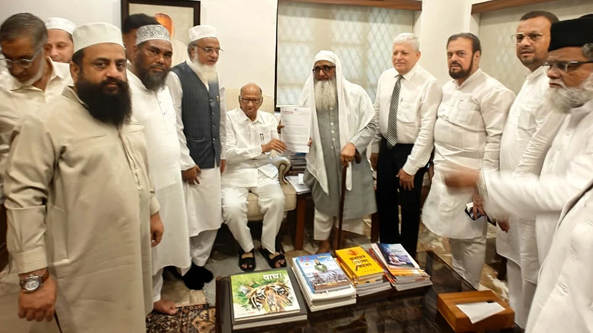 <div class="paragraphs"><p>شرد پوار کو مکتوب سونپتا آل انڈیا مسلم پرسنل لاء بورڈ کا وفد / تصویر پریس ریلیز</p></div>