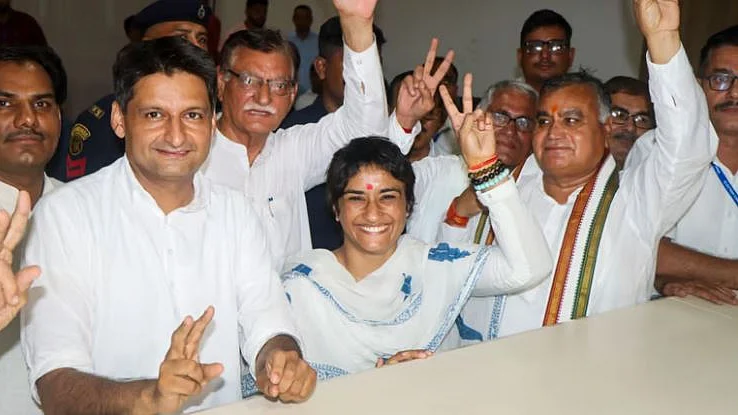 <div class="paragraphs"><p>ونیش پھوگاٹ پرچۂ نامزدگی داخل کرنے کے بعد کانگریس لیڈران کے ساتھ، تصویر سوشل میڈیا</p></div>