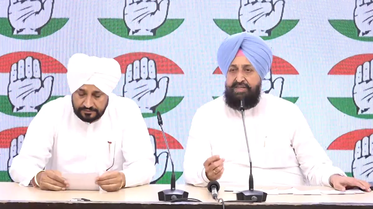 <div class="paragraphs"><p>پرتاپ سنگھ باجوا (دائیں) اور چرنجیت سنگھ چنّی (بائیں)</p></div>