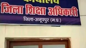 مدھیہ پردیش: ہیڈ ماسٹر کی جگہ بیٹا چلا رہا تھا سرکاری اسکول، دونوں کے خلاف دھوکہ دہی کا مقدمہ درج