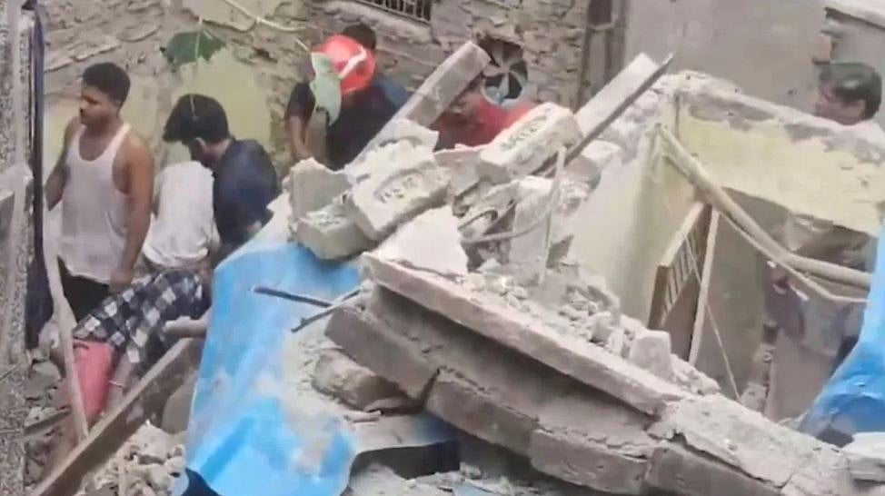 دہلی کے قرول باغ میں دردناک حادثہ، مکان منہدم ہونے سے 3 لوگوں کی موت، کئی دیگر ملبہ میں دبے