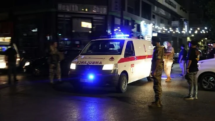 <div class="paragraphs"><p>لبنان میں دھماکہ کے بعد زخمیوں کو اسپتال لے جاتی ایمبولنس، تصویر سوشل میڈیا</p></div>