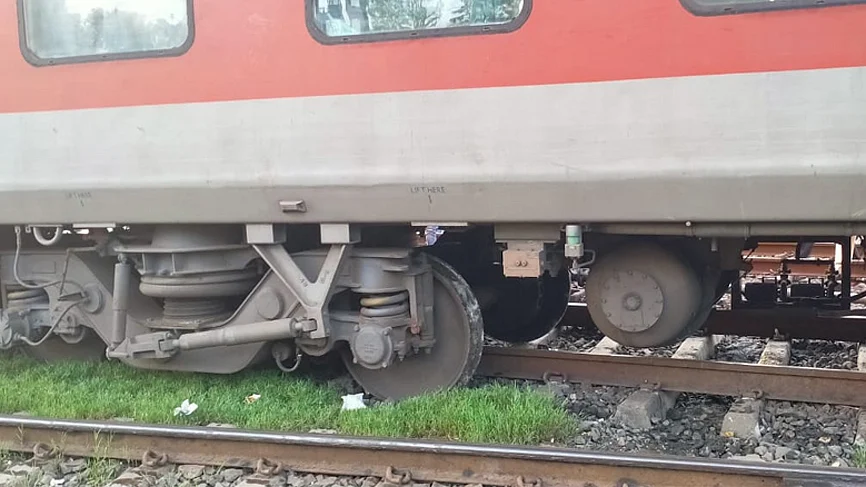 <div class="paragraphs"><p>بے پٹری ہوئی ٹرین (فائل)، تصویر سوشل میڈیا</p></div>