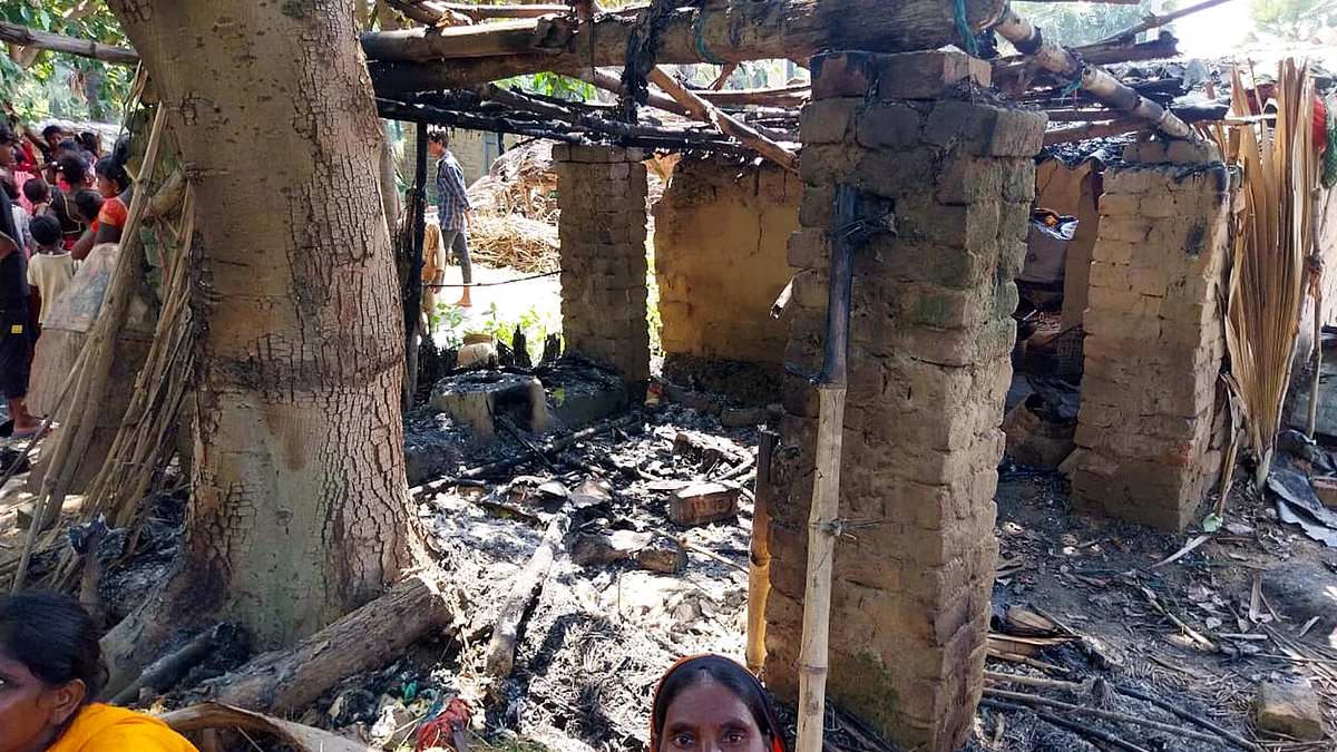 <div class="paragraphs"><p>نوادہ میں دلت بستی میں جلایا گیا گھر / آئی اے این ایس</p></div>