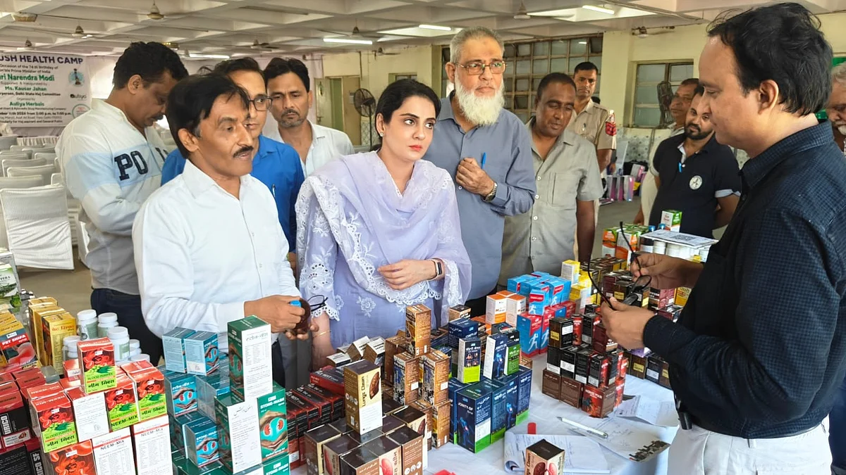 <div class="paragraphs"><p>دہلی حج کمیٹی دفتر میں ہیلتھ کیمپ کا جائزہ لیتی ہوئی کمیٹی کی چیئرپرسن کوثر جہاں و دیگر</p></div>