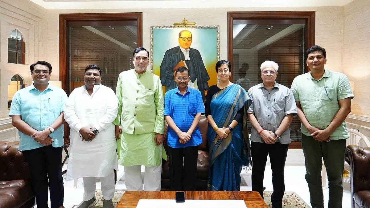 <div class="paragraphs"><p>دہلی کی وزیر اعلیٰ آتشی اور سابق وزیر اعلیٰ اروند کیجریوال کے ساتھ آتشی کابینہ میں شامل پانچ اراکین اسمبلی، تصویر&nbsp;<a href="https://twitter.com/AamAadmiParty">@AamAadmiParty</a></p></div>