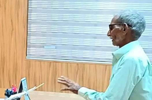 ’صاحب میں زندہ ہوں‘، کاغذات میں مردہ دکھائے گئے شخص نے ضلع مجسٹریٹ کے پاس پہنچ کر حقائق سے کیا واقف