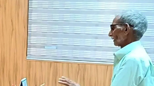 <div class="paragraphs"><p>زندہ بزرگ ہیم راج جسے کاغذات میں مردہ قرار دے دیا گیا ہے، تصویر سوشل میڈیا</p></div>